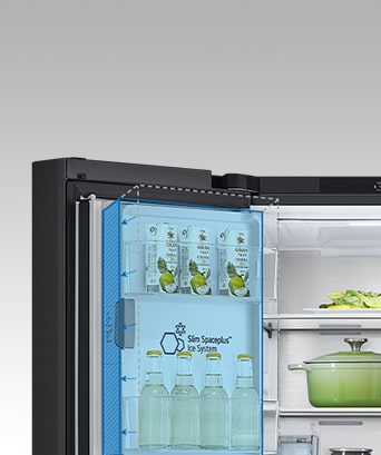En el interior del refrigerador, destaca en azul una esbelta máquina de hielo de interior y el refrigerador está lleno de ingredientes