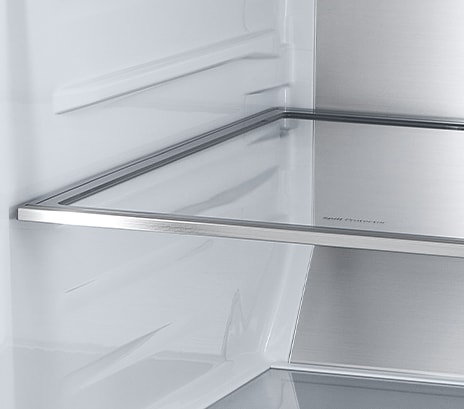 Vista diagonal de la estantería con paneles metálicos del interior del refrigerador.