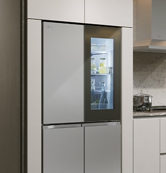 Moderno interior de cocina con refrigerador InstaView™