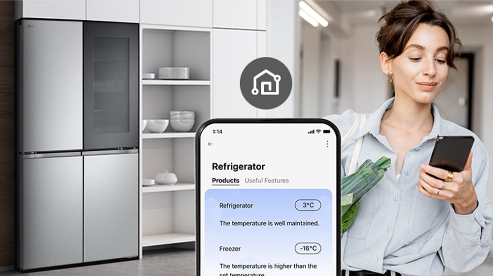 La imagen de la derecha muestra a una mujer con una cesta de la compra mirando su teléfono móvil. La imagen de la izquierda muestra la vista frontal del refrigerador. En el centro de las imágenes hay un icono que muestra la conectividad entre el teléfono y el refrigerador.