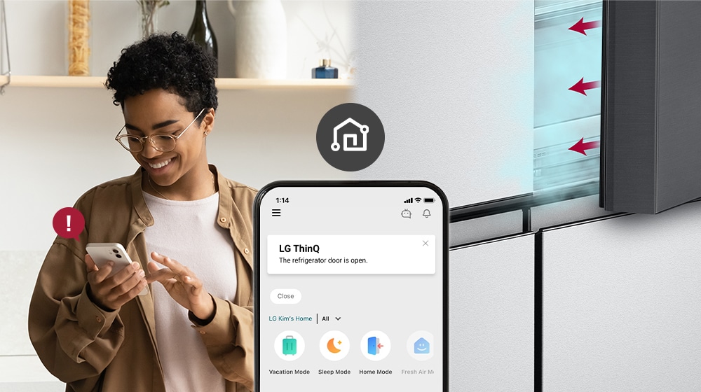 La imagen de la izquierda muestra a la mujer mirando el smartphone. La imagen de la derecha muestra que la puerta del refrigerador se ha dejado abierta. En primer plano de las dos imágenes está la pantalla del teléfono, que muestra las notificaciones de la app LG ThinQ y el icono de Wi-Fi encima del teléfono.