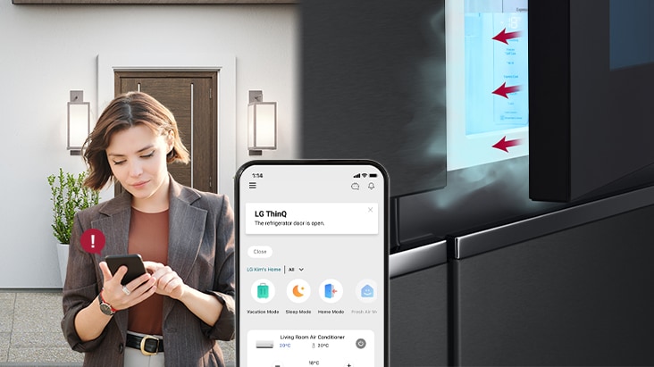 Mujer recibiendo alertas de LG ThinQ ™ app notando que la puerta del refrigerador está abierta.