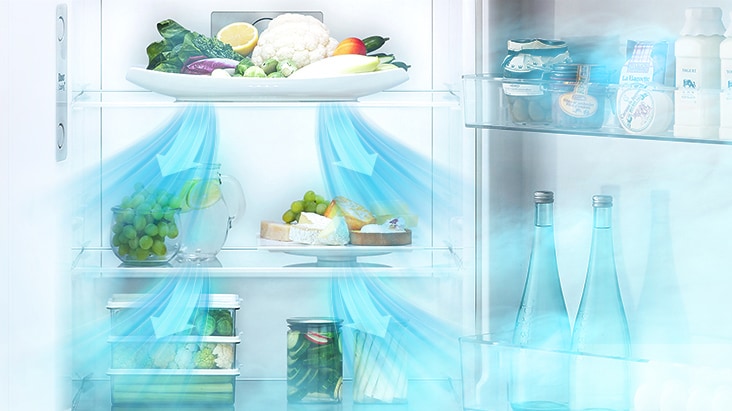 Un refrigerador LG con congelador superior abierto que muestra cómo funciona la función de flujo de aire múltiple.