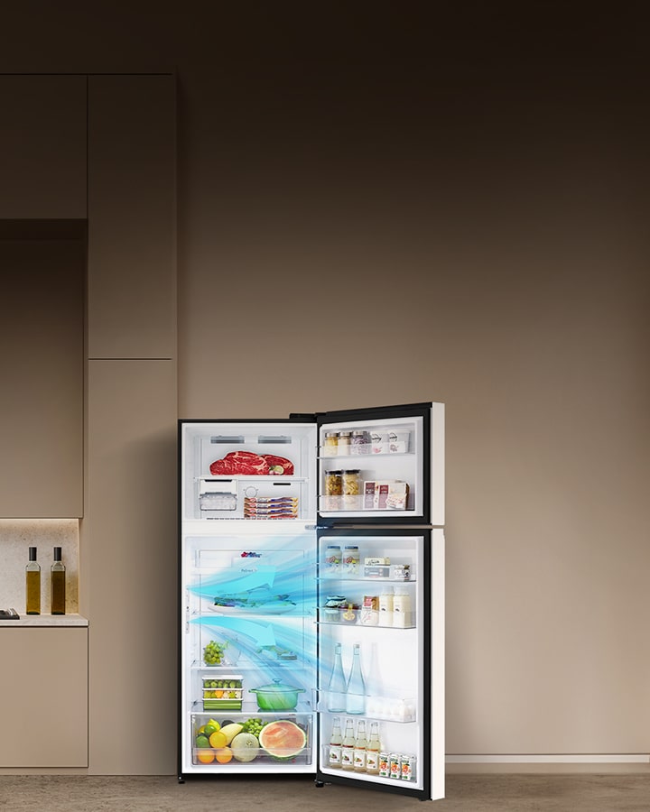 Un refrigerador LG abierto con congelador superior y varios alimentos que muestra cómo funciona la función de refrigeración de la puerta.