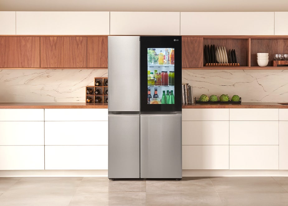 Vista frontal del refrigerador LG GS66BVP integrado en una cocina contemporánea con gabinetes blancos y de madera.