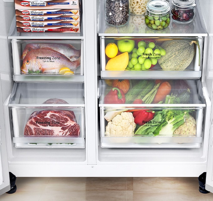 Interior del refrigerador LG con cajones bien organizados para vegetales, frutas y carnes.
