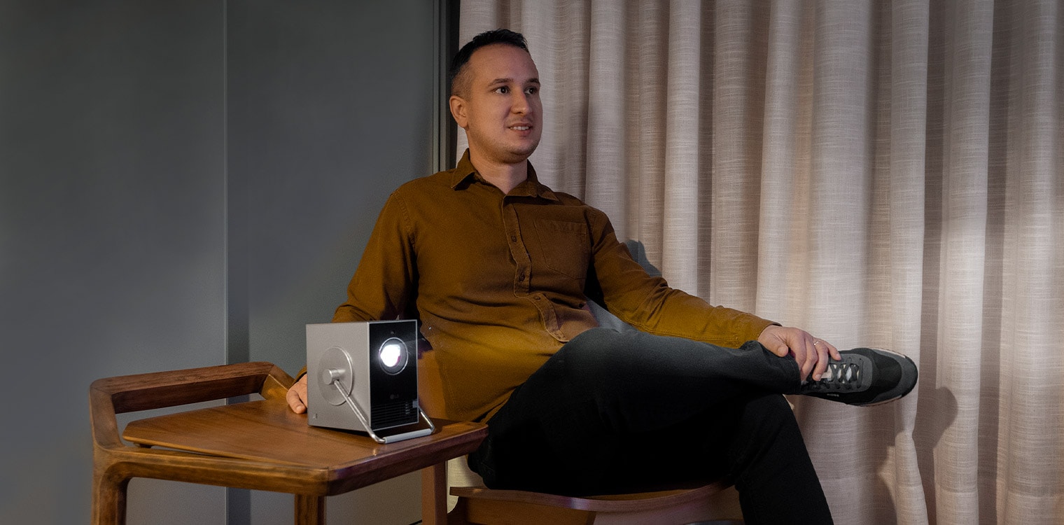 Bruno está viendo una película con el proyector LG CineBeam Q.
