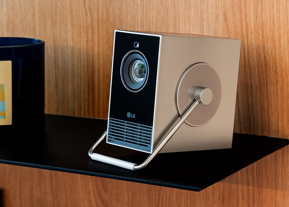 LG CineBeam Q está colocado en la estantería.