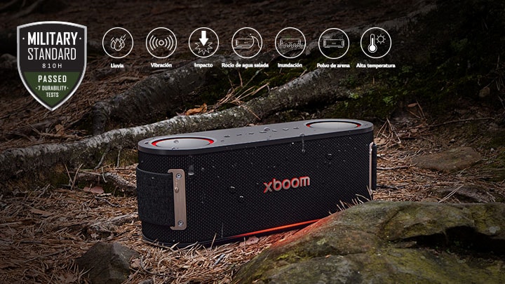 El xboom Bounce está sobre hojas mojadas, entre una raíz y una piedra. En la esquina superior izquierda, el logo militar.