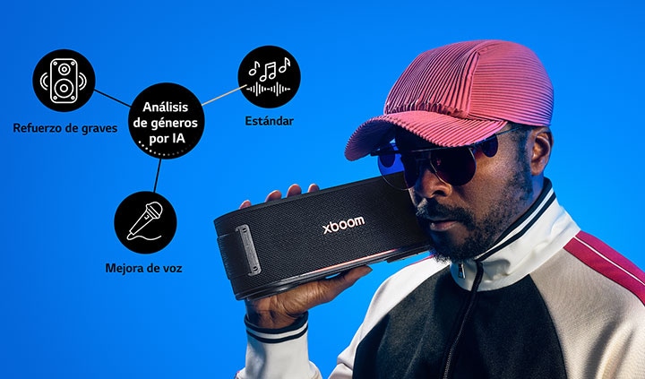 will.i.am está sosteniendo el xboom Bounce justo al lado de su rostro.