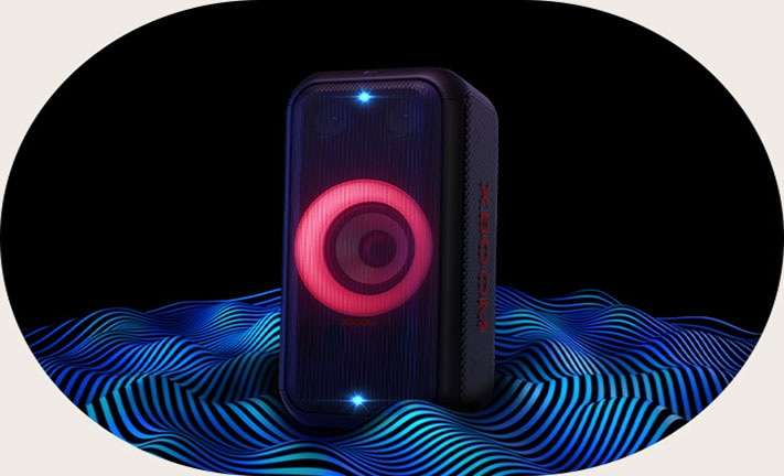 LG XBOOM XL5S sonsuz alanda durur. Kırmızı woofer ışığı ve ikili parti ışığı açıktır. Hoparlörün üzerinde ses ekolayzeri gösterilir. Hoparlörün altından çıkan ses dalgaları derin bas gücünü vurgular.