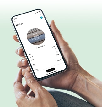 Un teléfono inteligente con una pantalla que monitorea el estado de la lavadora-secadora con ThinQ