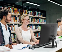 Escenas de uso del monitor LG full HD IPS en la biblioteca.