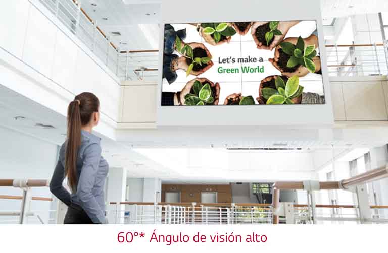 Una mujer mira la pantalla instalada en el piso de arriba.