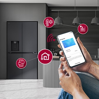 Manos sosteniendo un teléfono con la aplicación LG ThinQ abierta.