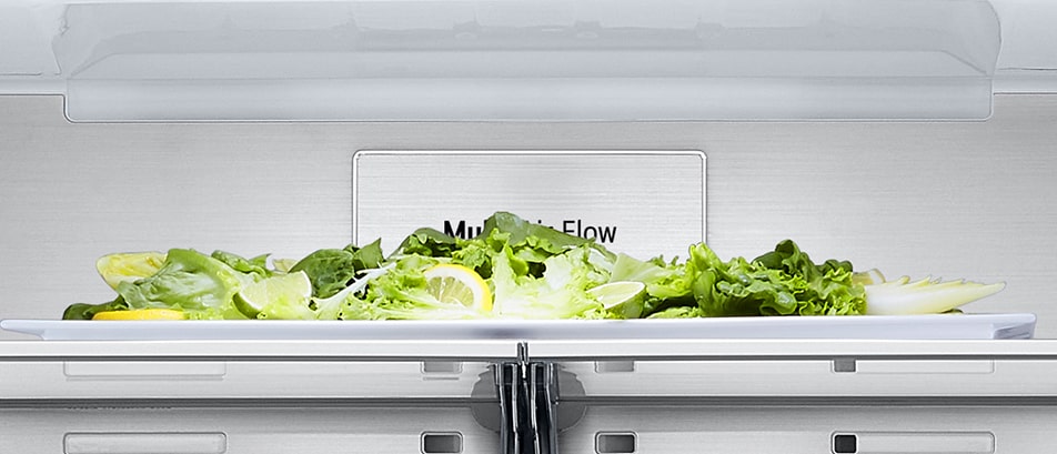 En el interior del refrigerador destaca en azul la esbelta máquina de hielo y está lleno de ingredientes.