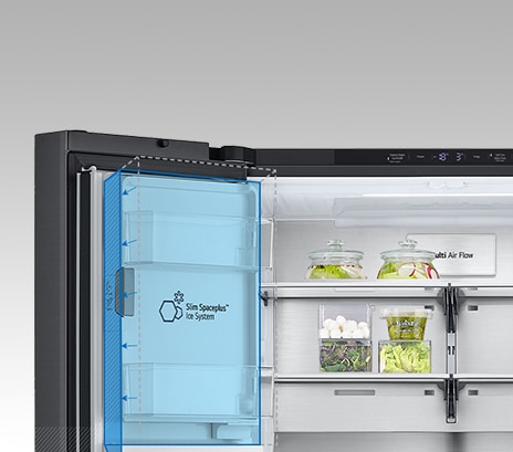 Dentro del refrigerador, una máquina de hielo azul destaca y el espacio está lleno de ingredientes.