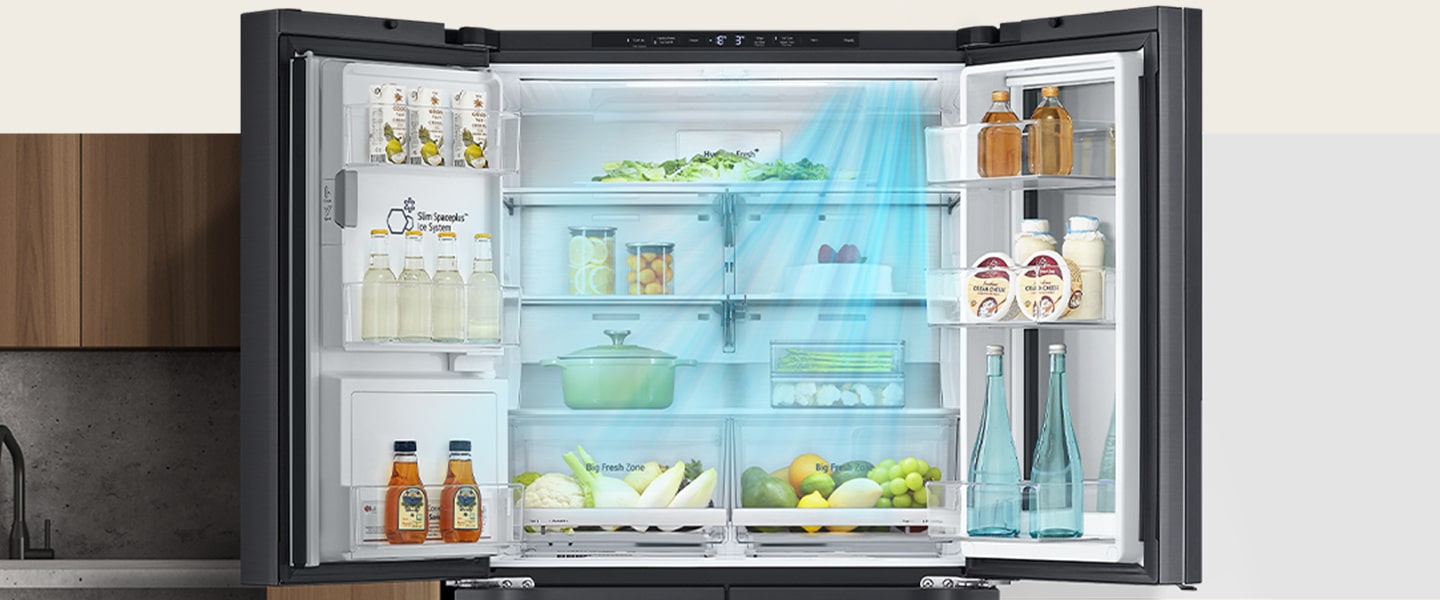 En el interior del refrigerador lleno de ingredientes, flechas azules indican frío uniforme abajo y a ambos lados.