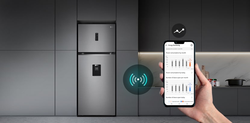 Un refrigeradir lg en una cocina moderna con un primer plano de la pantalla de un smartphone que muestra datos de monitorización. La foto ilustra la capacidad del frefrigerador para ofrecer a los usuarios estadísticas de rendimiento y uso a través de una aplicación conectada.	