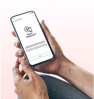 Manos sosteniendo un smartphone con la pantalla de diagnóstico inteligente mostrada