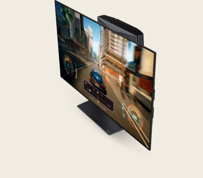 El video comienza con un juego que se reproduce en el LG OLED Flex en su posición plana. El televisor se curva para convertirse en una pantalla curva mientras el juego se reproduce continuamente.