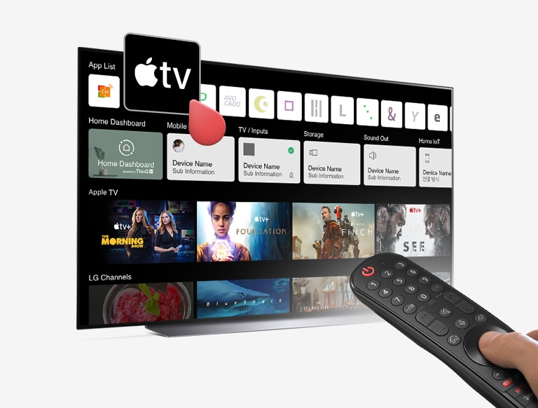 Imagen del SO web de TV Smart LG y la mano sostiene el control remoto Magic LG para acceder a Apple TV+