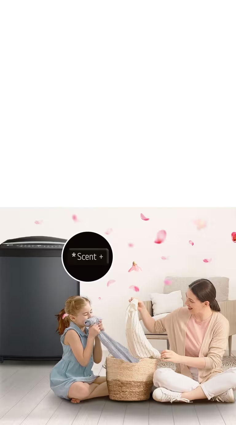 Enfatiza botón 'Scent+' en la lavadora LG. Madre e hija se sientan en el suelo disfrutando del olor de una toalla.