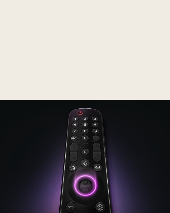 Un control remoto LG Magic con el botón circular central, iluminado con una luz neón púrpura alrededor del botón para resaltarlo. Un suave brillo púrpura rodea el control remoto sobre un fondo negro.