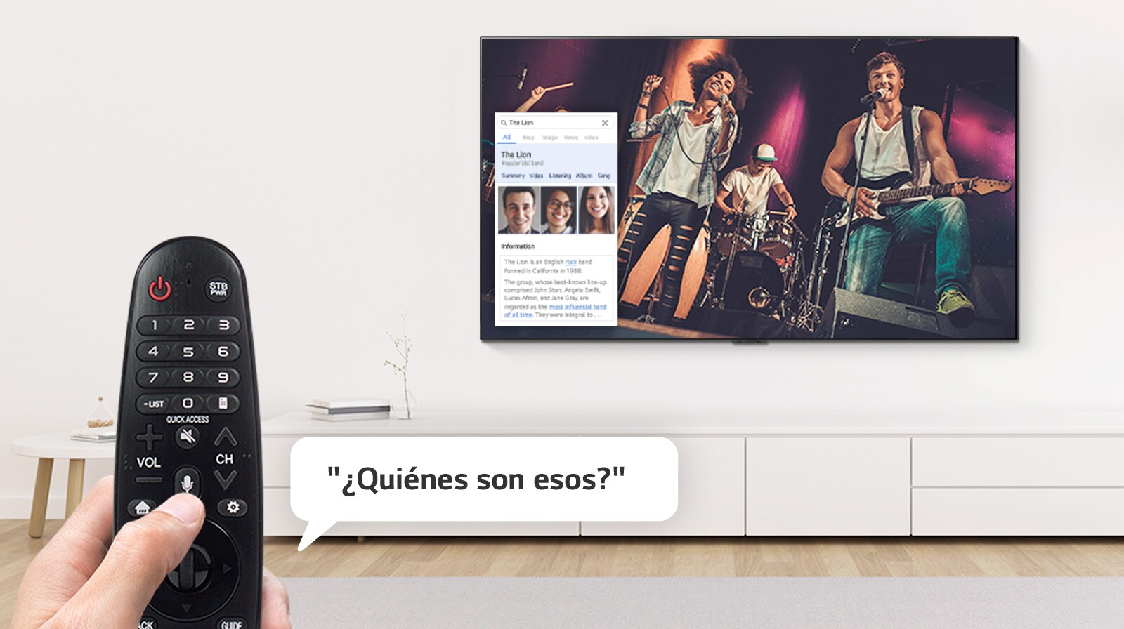 Primer plano de una mano controlando el televisor con un control remoto para preguntar dónde está el lugar que aparece en la televisión.