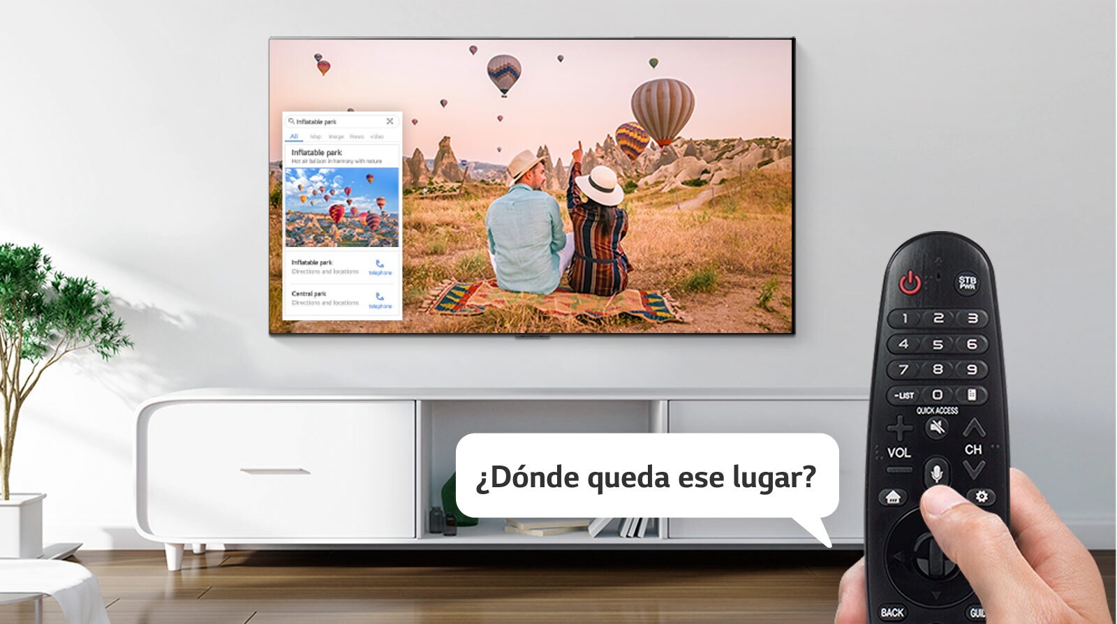 Primer plano de una mano controlando la televisión con un mando a distancia para preguntar quiénes son los que cantan en la televisión.