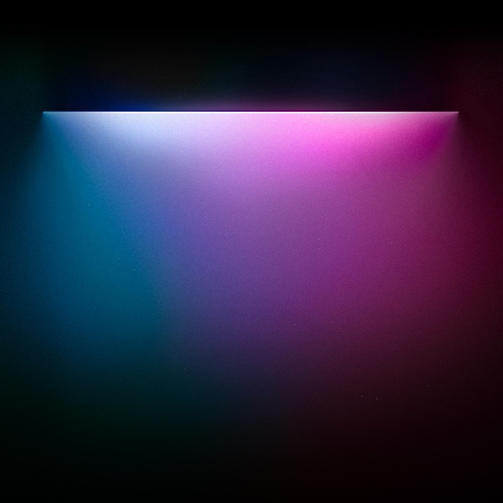 Luces de color azul verdoso, morado y violeta que resaltan el texto “Para diseños que se adaptan a cada aspecto de tu vida” debajo.