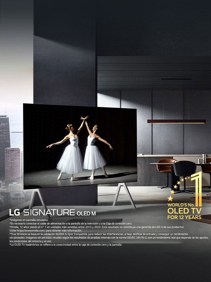 Lujosa sala de estar con la LG Signature OLED M5 en un soporte de televisor. La pantalla se ve enorme. No hay cables visibles, lo que demuestra la tecnología True Wireless de la TV. Se puede ver el emblema “OLED TV, número uno del mundo durante 12 años” y el logotipo de LG Signature OLED M.