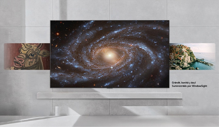 LG TV wall-mounted en la pared con una gran variedad de contenidos que circulan por la pantalla, desde arte clásico, arte moderno, fotos, fondos de pantalla y mucho más. 