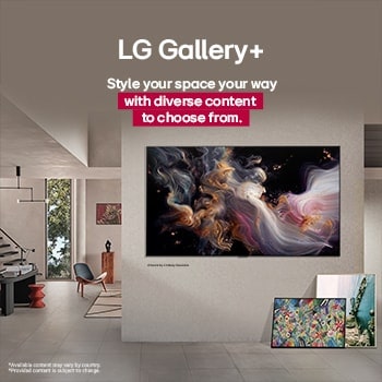 Interior de un hogar sofisticado. Se exhiben muchas obras de arte diferentes. En la pared central hay una LG TV con obras de arte en la pantalla. La TV parece un cuadro de museo.