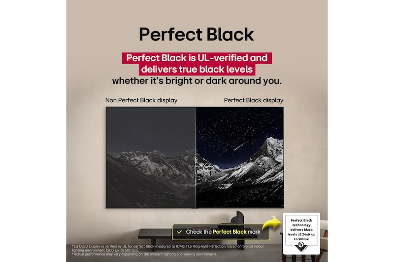 Sala de estar con una LG OLED TV montada en la pared. En la TV, se muestra una cadena montañosa bajo un cielo nocturno oscuro lleno de estrellas. Esta escena está dividida a la mitad para mostrar cómo Negro Perfecto ofrece verdaderos niveles de negro
