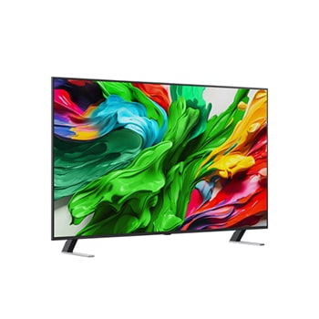 Una joven y un perro sentados frente a un LG QNED TV colocado en una pared en el que se ven tres elefantes caminando hacia fuera por encima de la LG Soundbar. El título habla de cómo las escenas son más emocionantes en una pantalla gigante.
