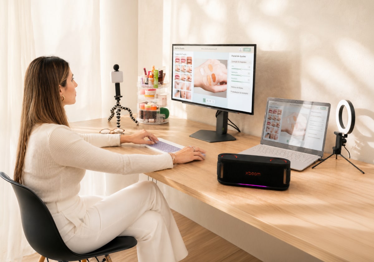 La creadora revisando contenido de belleza en la pantalla de color del monitor LG, con trípode, parlante xboom y portátil