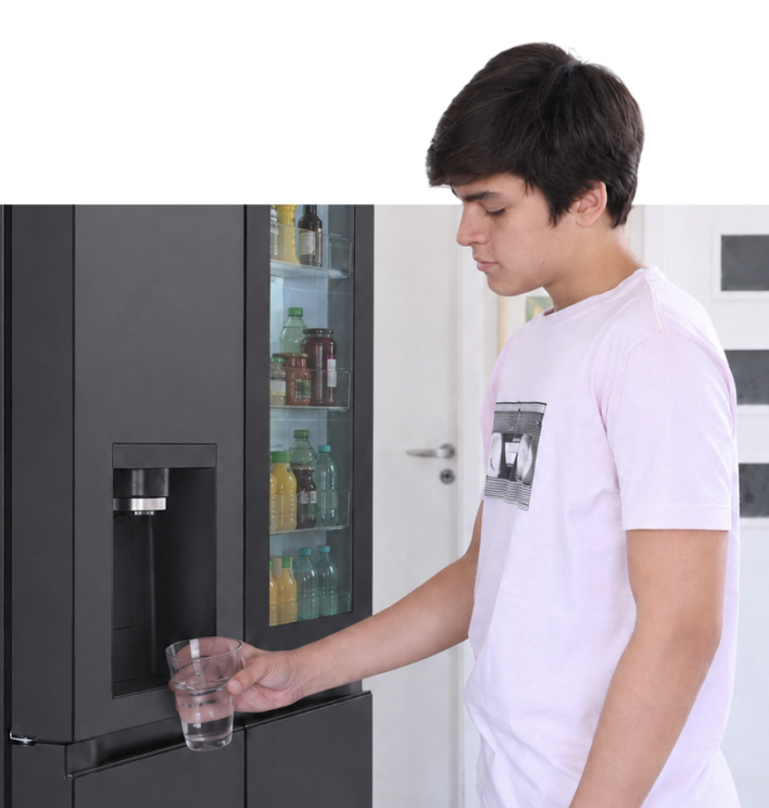 El hijo de Marcos utiliza el dispensador de agua de un refrigerador LG.