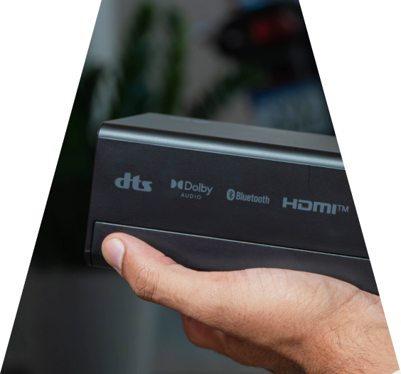 Primer plano de una barra de sonido LG que muestra los logotipos de dts, Dolby Audio, Bluetooth y HDMI