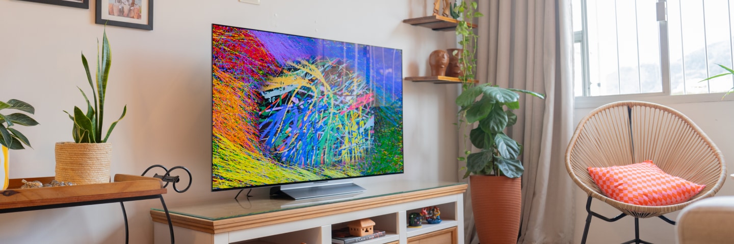 El TV OLED LG muestra una colorida obra de arte abstracta en una sala luminosa.