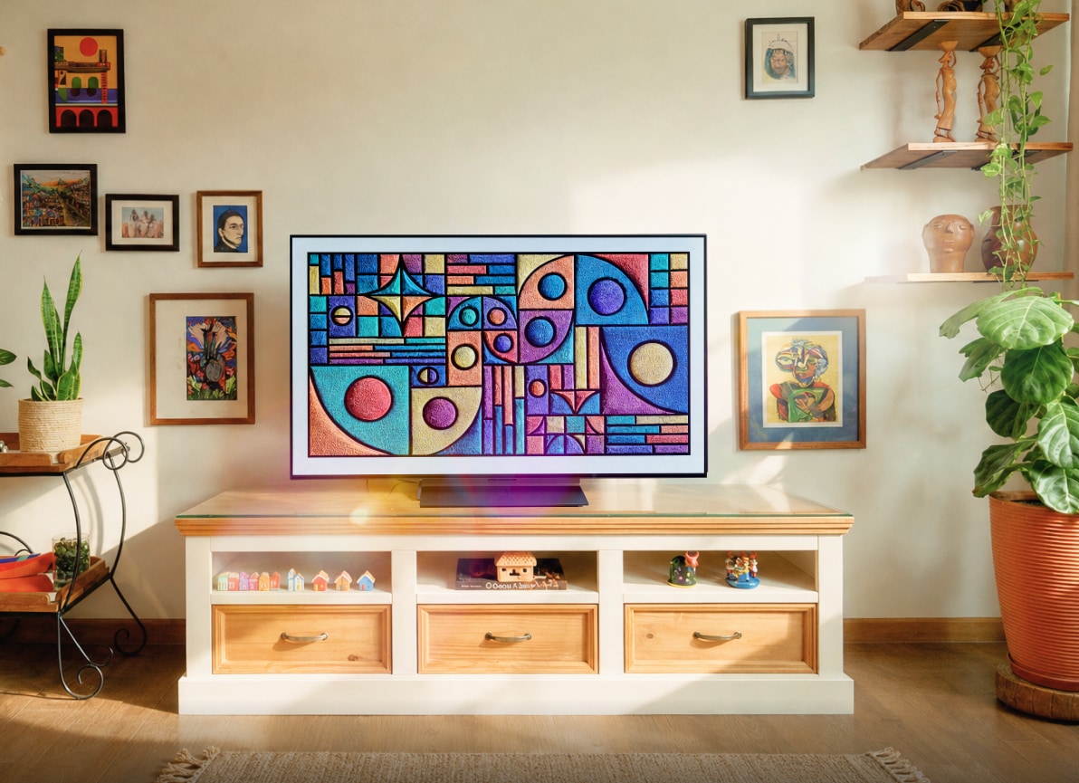 La obra de arte geométrica del TV OLED LG combina de forma natural con los cuadros de la sala.
