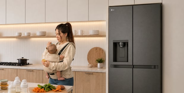Imagen de una persona con electrodomésticos LG