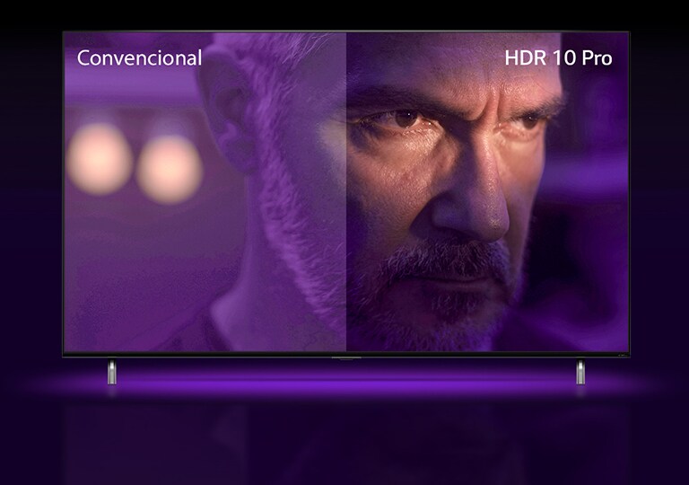 Un hombre está mirando afuera, parece enojado. La imagen se divide en dos partes. En la mitad izquierda de la imagen, el color parece opaco y menos vibrante, mientras que en la mitad derecha de la imagen se ve más vibrante con más colores. En la esquina superior izquierda dice "convencional", en la esquina superior derecha dice "HDR 10 PRO". La imagen se aleja y muestra un televisor QNED