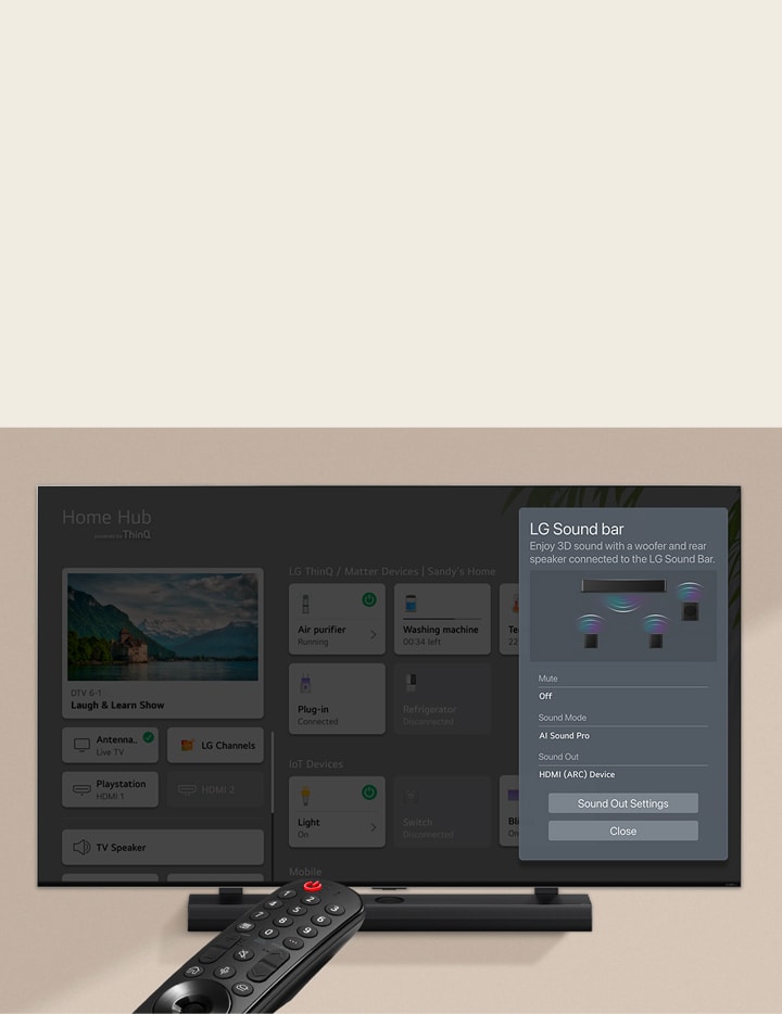 Un control remoto apuntando a un televisor LG QNED que muestra la configuración de control de la barra de sonido al lado derecho de la pantalla.