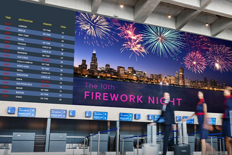 Una enorme pantalla LED empotrada en la pared instalada en el aeropuerto muestra claramente los horarios de los vuelos y los anuncios.