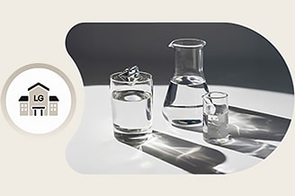Un bodegón minimalista de cristalería transparente, con una luz natural suave que proyecta sombras con reflejos.
