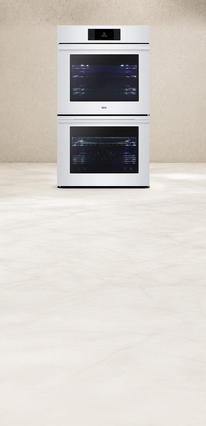 Horno doble de pared blanco exhibido sobre el fondo de una cocina moderna de tonos neutros.