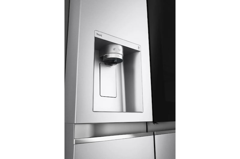 Vista del dispensador de agua Nevecon Side By Side InstaView Door-In-Door LG GS66SXSC