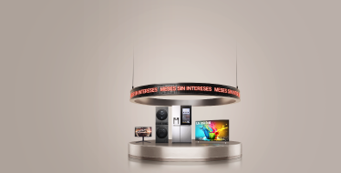 Una exhibición de productos electrónicos LG, bajo un cartel circular que dice "MESES SIN INTERESES"