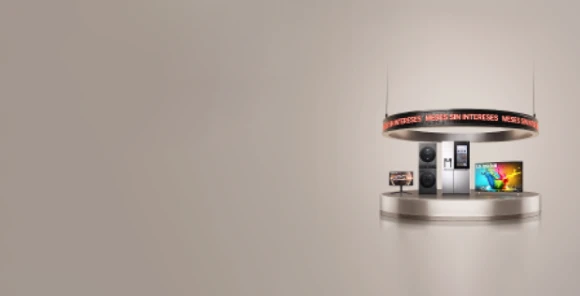 Una exhibición de productos electrónicos LG, bajo un cartel circular que dice "MESES SIN INTERESES"